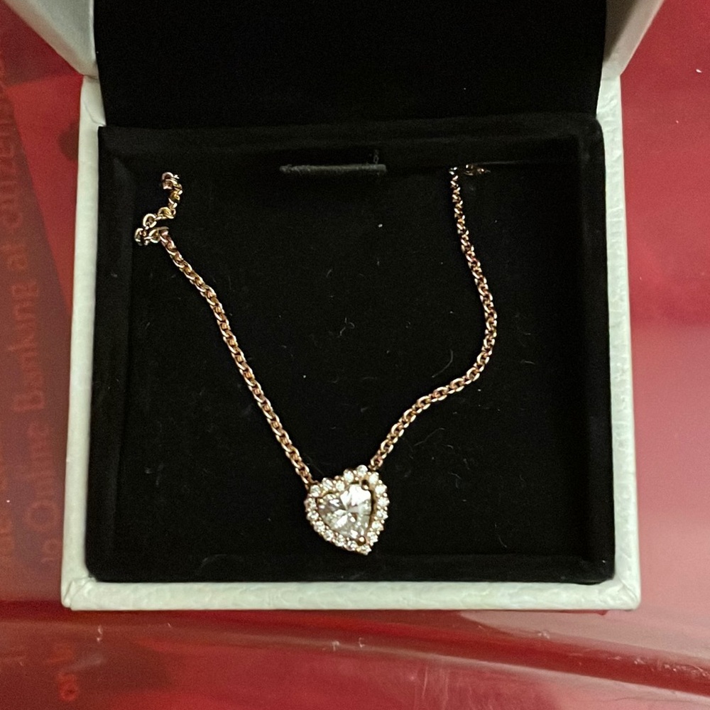 Pandora Sparkling Heart CollierNecklaceRose GoldBrand New)OPEN REASONABLE OFFERS